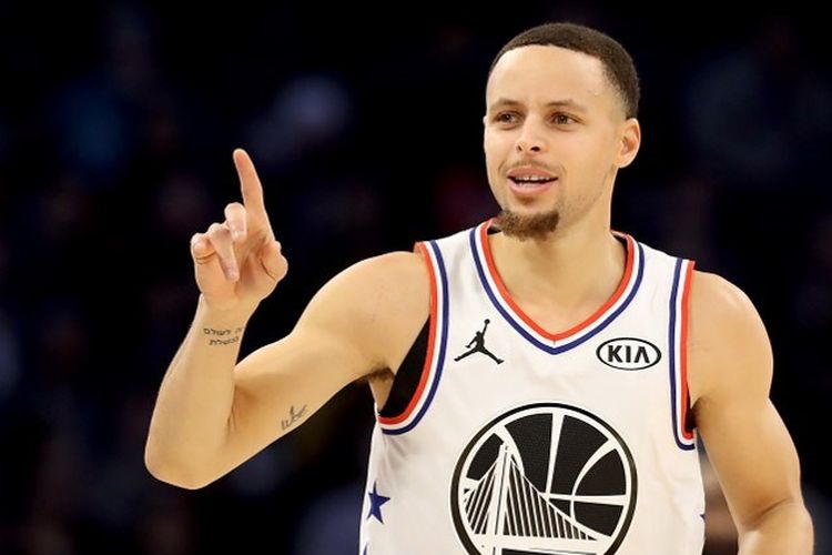 Pemain Golden State Warriors, Stephen Curry, saat bermain di NBA All-Star Weekend di Charlotte, Carolina Utara, pada 17 Februari 2019. Curry adalah salah satu pemain yang tadinya diproyeksikan tampil di Olimpiade Tokyo 2020 sebelum jadwal event besar tersebut ditunda satu tahun.