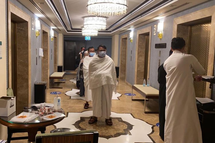 Jemaah umrah perdana asal Indonesia tengah menunggu giliran swab test di hotel di Mekkah, Selasa (3/11/2020).