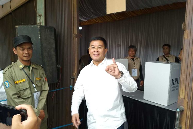 Jalan Kaki 200 Meter ke TPS, Cawagub Jabar Erwan Setiawan Disambut Antusias Warga