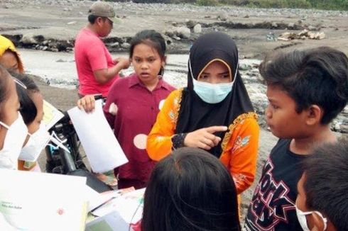 Perjuangan Guru Eliyawati, Terjang Sisa Material Banjir Lahar Semeru demi Mengajar Anak Didik yang Terisolasi