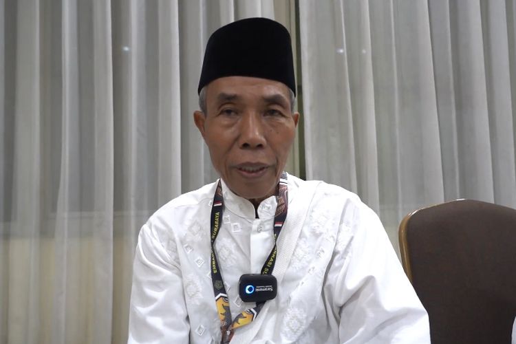 Salamun (65), jukir asal Jombang, mampu mewujudkan impian menunaikan haji bersama istri, Rabu (29/5/2024).