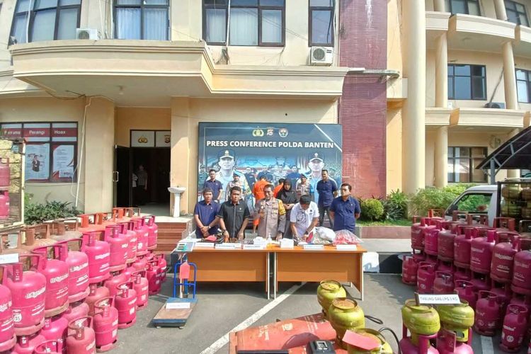 Polda Banten menangkap 2 pelaku pengoplosan gas subsidi di wilayah Jombang, Kota Cilegon. Keduanya sudah menjalankan bisnis sselma 8 bulam dengan omset total mencapai Rp3 miliat
