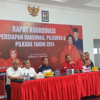 Penampakan foto Presiden Jokowi tidak dipasang saat proses penyerahan formulir bakal calon gubernur Sumut di DPD PDIP Sumut, Senin (6/5/2024) 