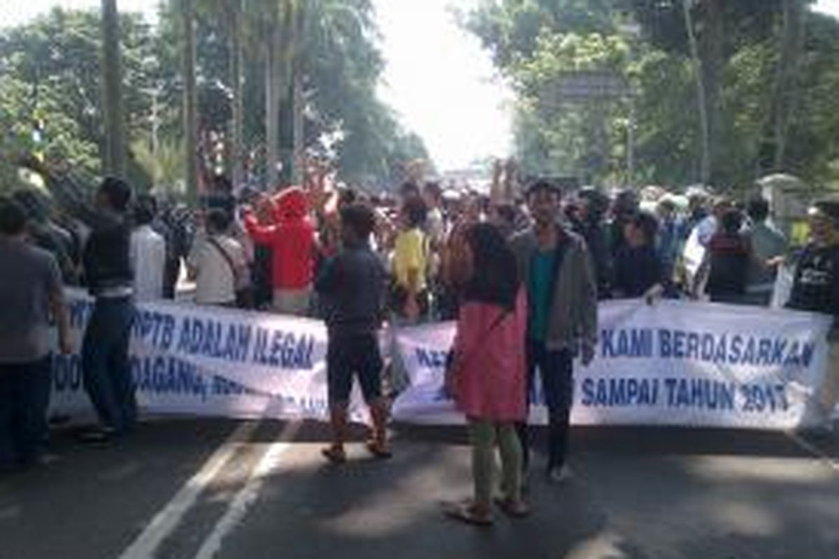 Aksi pedagang Pasar Bogor yang sempat menutup Jalan Juanda di depan Balai Kota Bogor, Kamis (22/5/2014).