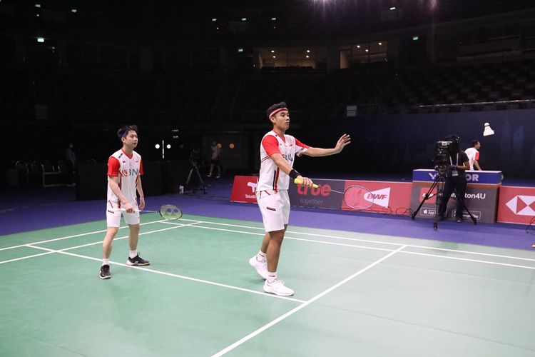 Kevin Sanjaya Sukamuljo dan Bagas Maulana saat berlatih menjelang pertandingan Piala Thomas di Impact Arena, Bangkok, Thailand, Senin (9/5/2022). 