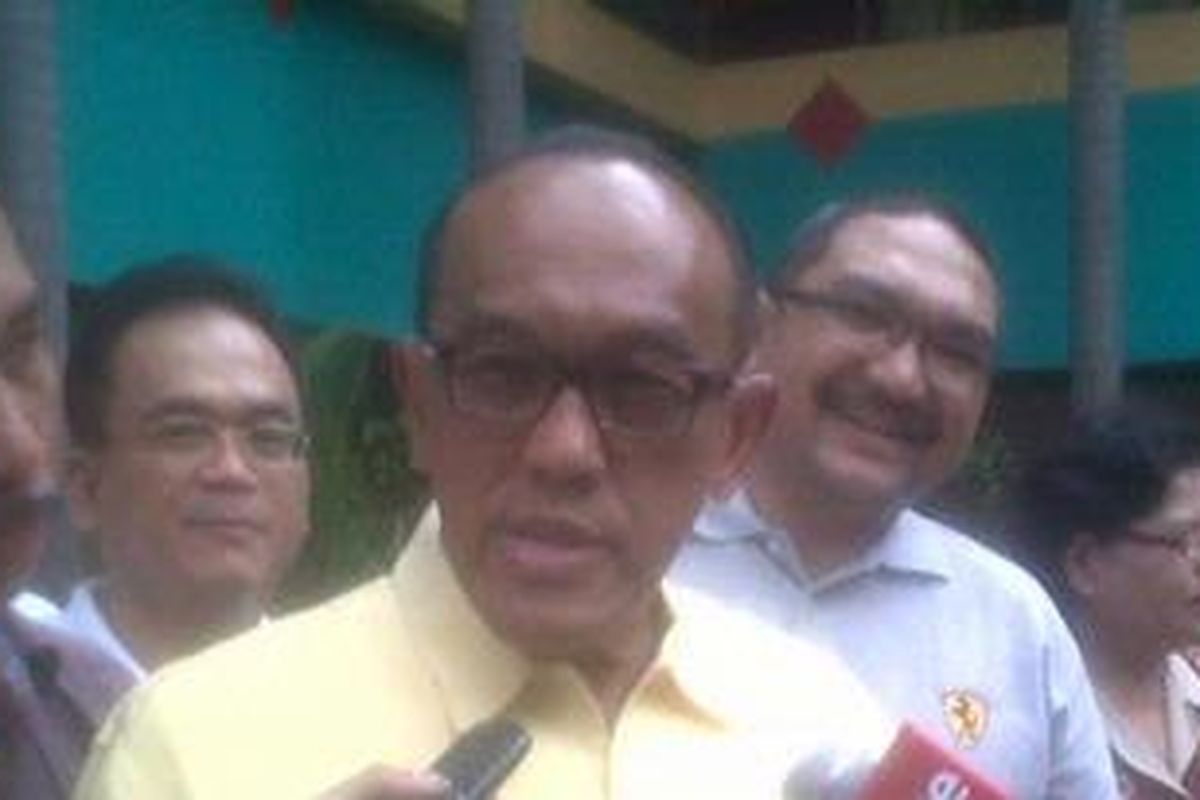 Ketua Umum Partai Golongan Karya (Golkar), Aburizal Bakrie menggunakan hak pilihnya di TPS 32, SD Negeri 02, Menteng, Jakarta Pusat, Kamis, (20/9/2012).