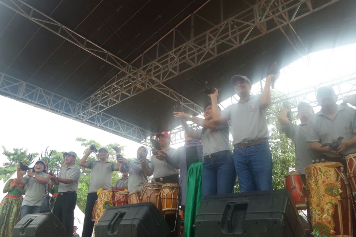 Plt Gubernur DKI Jakarta Djarot Saiful Hidayat melepas merpati dalam acara pencanangan HUT ke-490 DKI Jakarta, Taman Waduk Pluit, Minggu (21/5/2017). 