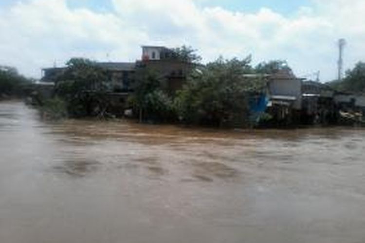 Kampung Pulo kembali dilanda banjir.