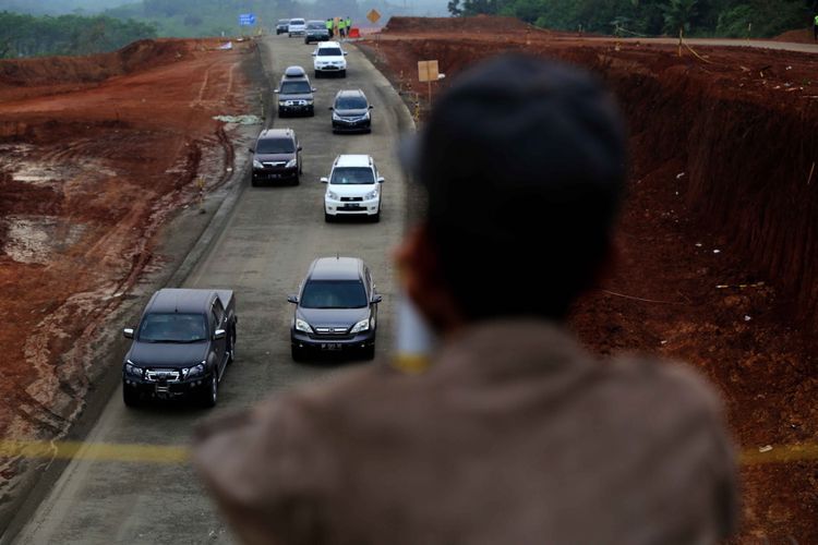 Warga menonton suasana pemudik melintasi jalan tol darurat Brebes Timur dan Pemalang-Batang di Batang, Jawa Tengah, Kamis (22/6/2017). Mulai Kamis malam ini (22/6/2017) jalan tol darurat Brebes Timur-Pemalang-Batang dibuka selama 24 jam.