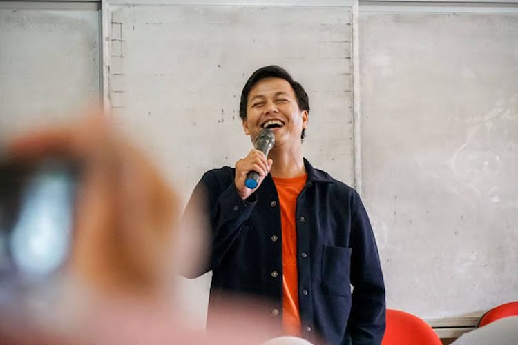 Kak Ojan membuka Kegiatan Harapan untuk Indonesia Asri dengan dongeng yang memukau para pendengarnya