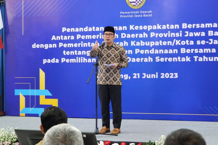Gubernur Jawa Barat Ridwan Kamil saat memberikan sambutan dalam acara Penandatanganan Naskah Kesepakatan Bersama tentang Komponen Pendanaan Bersama pada Pilkada Serentak di Gedung Sate, Kota Bandung, Jawa Barat, Kamis (21/6/2023).