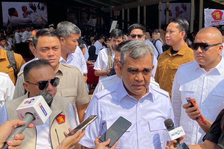 Sekretaris Jenderal Partai Gerindra Ahmad Muzani usai  konsolidasi kader Gerindra di Lapangan Blok S, Jakarta Selatan, Minggu (23/7/2023).