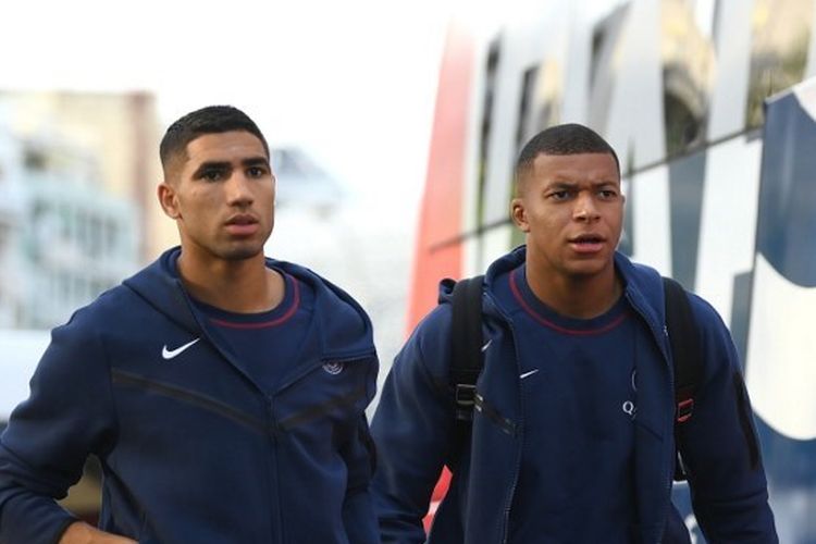 Kylian Mbappe (kanan) dan Achraf Hakimi (kiri) saat tiba di Stadion Parc des Princes menjelang laga lanjutan Liga Perancis kontra AS Monaco pada 28 Agustus 2022. Terkini, Kylian Mbappe yang membela Perancis akan menghadapi Achraf Hakimi selaku bek Maroko di semifinal Piala Dunia 2022. Laga Perancis vs Maroko dalam jadwal Piala Dunia 2022 bakal bergulir di Stadion Al Bayt pada Kamis (15/12/2022) dini hari WIB.