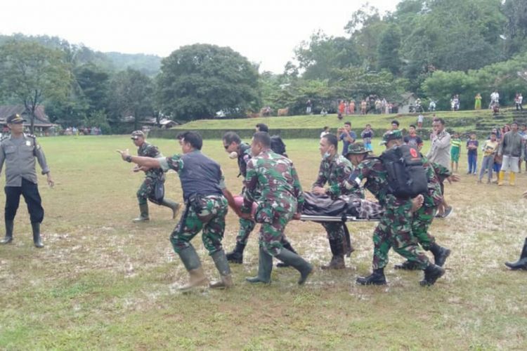 Aparat TNI AU tengah mengevakuasi korban longsor di Kelurahan Sapaya, Kecamatan Bungaya, Kabupaten Gowa, Sulawesi Selatan lantaran kritis usai diterjang longsor. Sabtu, (26/1/2019).