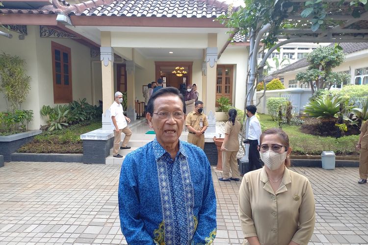 Gubernur DIY Sri Sultan HB X dan Kepala Dinas PU-ESDM saat menjelaskan terkait JPG di Kompleks Kepatihan, Kota Yogyakarta, Senin (11/7/2022)