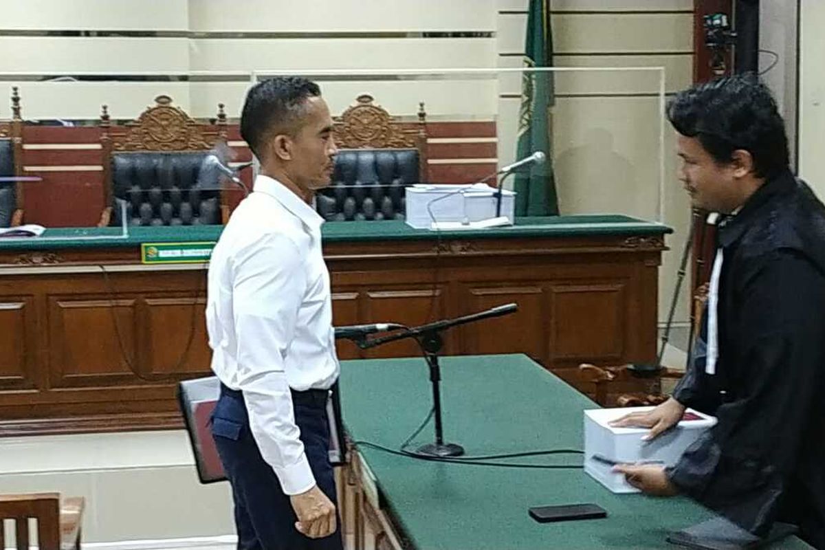 Eks Kepala Bea Cukai DIY Eko Darmanto (kiri) saat sidang tuntutan di Pengadilan Tipikor Surabaya, Selasa (13/8/2024)
