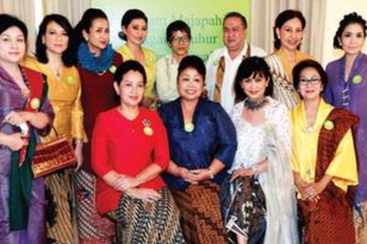 Untuk memperdalam pengetahuan kebahasaan, kelompok Sekar Kedaton mendatangkan guru bahasa Jawa dalam pertemuan yang mereka gelar sekali sebulan.