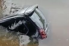 Detik-detik Mobil Satu Keluarga Tercebur ke Sungai akibat Sopir Batuk