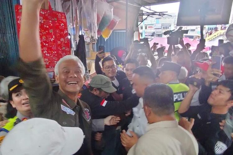Calon Presiden nomor urut 3 Ganjar Pranowo saat blusukan ke pasar Km 5 Palembang, Sumatera Selatan, Jumat (2/2/2024).