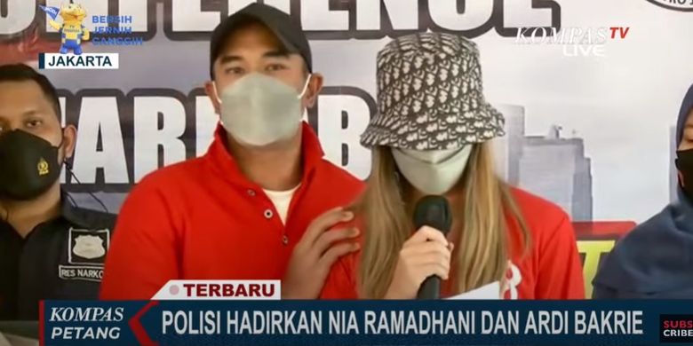 Nia Ramadhani dan Ardi Bakrie dalam jumpa pers di Polres Metro Jakarta Pusat, Sabtu (10/7/2021).