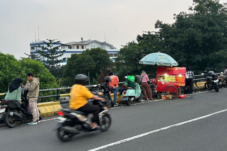 Saat 'Kopi Goceng' dan View Jakarta di Flyover Jadi Penyelamat Dompet Pekerja...
