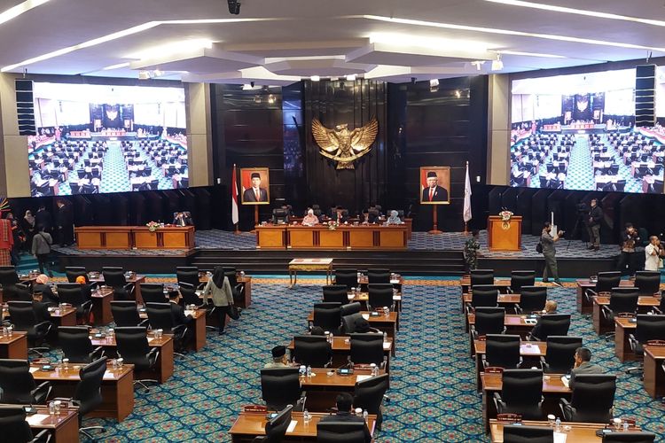 Suasana rapat tentang pengesahan rancangan peraturan daerah (raperda) APBD DKI Jakarta tahun anggaran 2023 itu digelar di Ruang Rapat Paripurna Gedung DPRD DKI Jakarta, Jakarta Pusat, Selasa (29/11/2022).