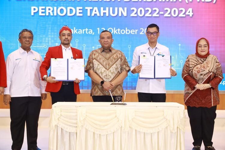 Penandatanganan Perjanjian Kerja Bersama (PKB) antara manajemen dengan serikat pekerja (SP) PT Perusahaan Listrik Negara (Persero) (PLN) periode 2022-2024 di Jakarta, Rabu (12/10/2022).
