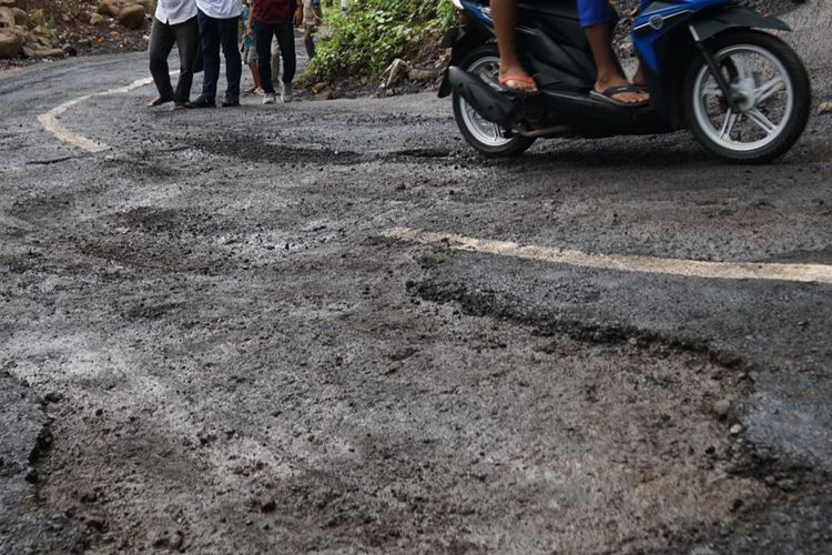 Klarifikasi Kontraktor Soal Jalan Rusak di Buleleng padahal Baru Diperbaiki