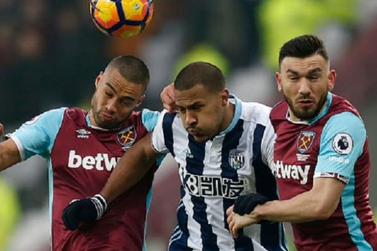 Salomon Rondon dijepit oleh Winston Reid dan Robert Snodgrass saat berebut bola pada laga antara West Ham United dan West Bromwich Albion, Sabtu (11/2/2017).