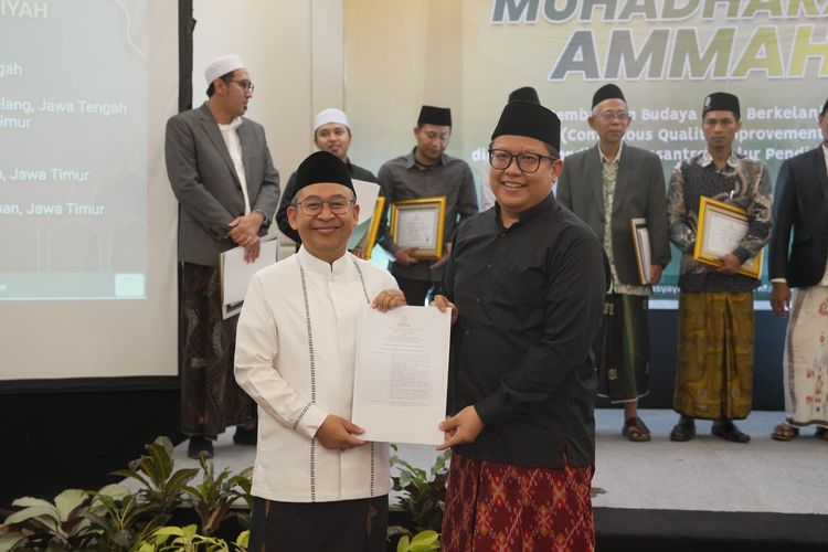 Penyerahan SK dan sertifikat hasil evaluasi pesantren dilakukan dalam forum Muhadharah ?Ammah bertema ?Membangun Budaya Mutu Berkelanjutan (Continuous Quality Improvement) pada Satuan Pendidikan Pesantren Jalur Pendidikan Formal? pada Selasa, 9 Desember 2025.