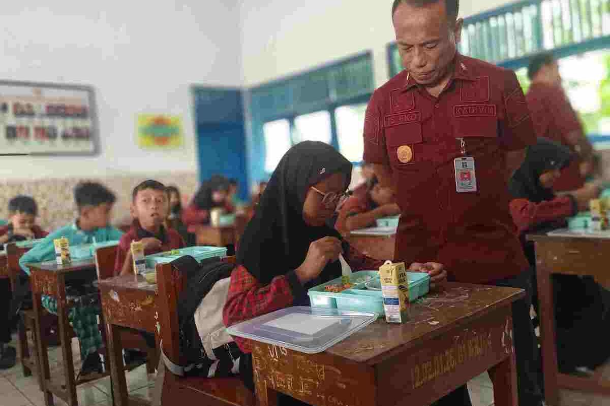 Dukung Program Presiden, Kanwil Imigrasi Jateng Bagikan Makan Gratis ke Siswa Sekolah di Pemalang