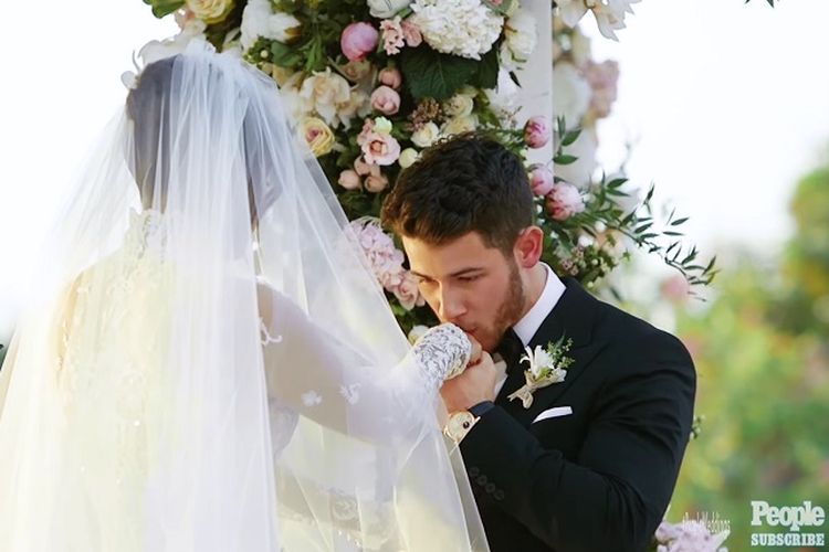 Nick Jonas mencium tangan Priyanka Chopra di altar.