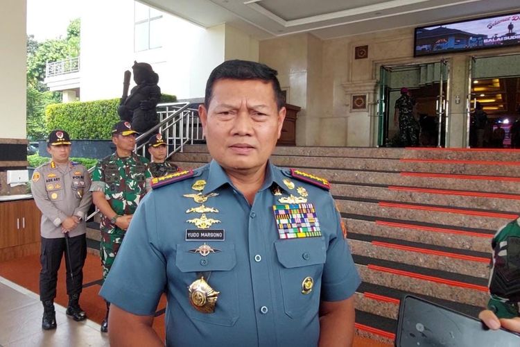 Panglima TNI Laksamana Yudo Margono diwawancarai awak media di Balai Sudirman, Jakarta, Jumat (21/7/2023).