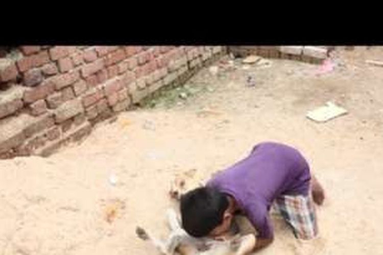 Sejak berusia empat tahun, Mohit Kumar sudah gemar mengonsumsi susu anjing.