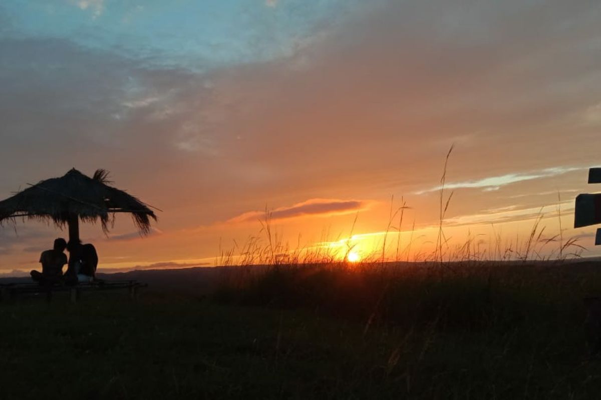 Pesona sunset di Bukit Cendana, Desa Cendana, Kecamatan Mamboro, Kabupaten Sumba Tengah, Nusa Tenggara Timur (NTT).