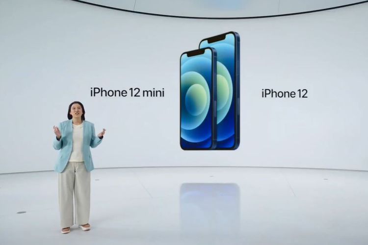 Kaiann Drance, VP iPhone Product Marketing Apple, memamerkan tampilan iPhone 12 mini yang disandingkan dengan iPhone 12.