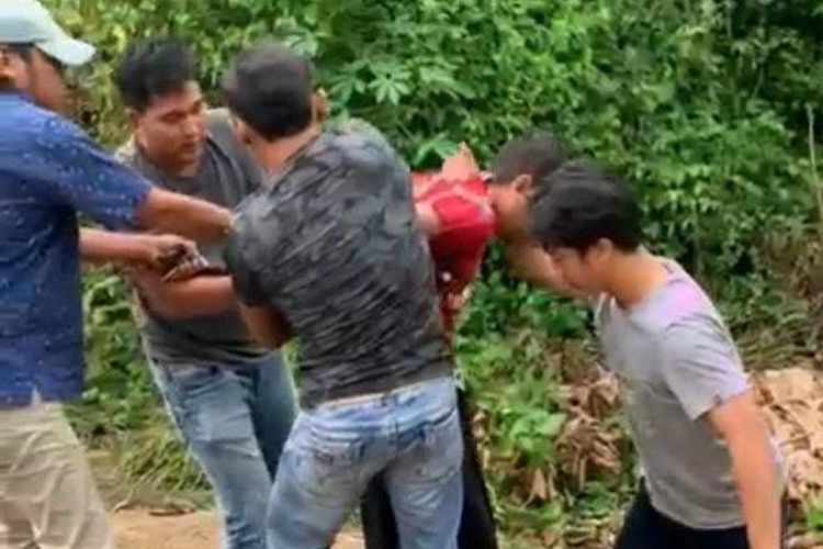 Polisi berpakaian sipil menangkap Slamet, di Desa Margoyoso, Kecamatan Kalinyamatan, Kabupaten Jepara, Rabu (5/4/2023). Slamet yang dikenal warga sebagai dukun dilaporkan atas kasus penipuan. 
