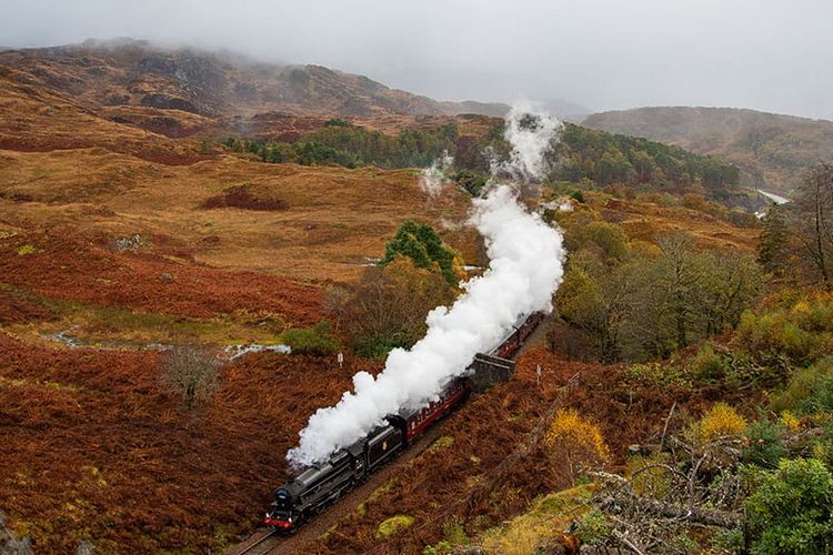 Ilustrasi Jacobite Steam Train (Kereta Uap Jacobite) yang mirip kereta Hogwarts Express di film Harry Potter.