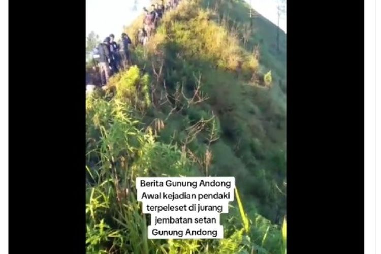 Tangkapan layar video pendaki terpeleset di Gunung Andong.