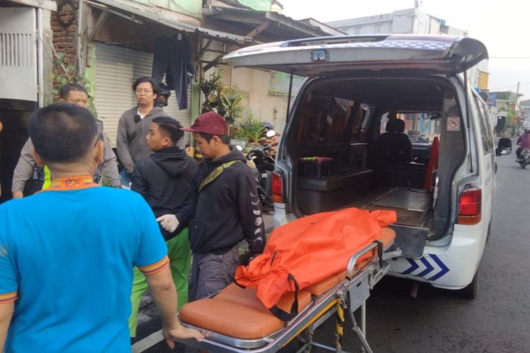 Evakuasi jenazah seorang laki-laki tewas tertabrak kereta api yang sedang melintas di perlintasan rel kereta Jalan Mahakam, Kelurahan Rampal Celaket, Kecamatan Klojen Kota Malang, Jawa Timur pada Jumat (19/4/2024). 