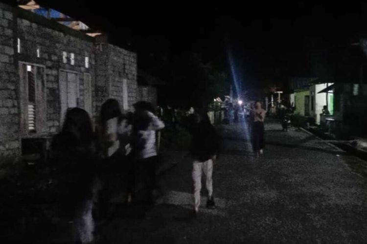 Warga Desa Tehoru, Kecamatan Tehoru, Kabupaten Maluku Tengah berhamburan keluar dari rumah mereka setelah gempa tektonik berkekuatan 5,3 magnitudo mengguncang wilayah tersebut, Senin malam (4/10/2021)