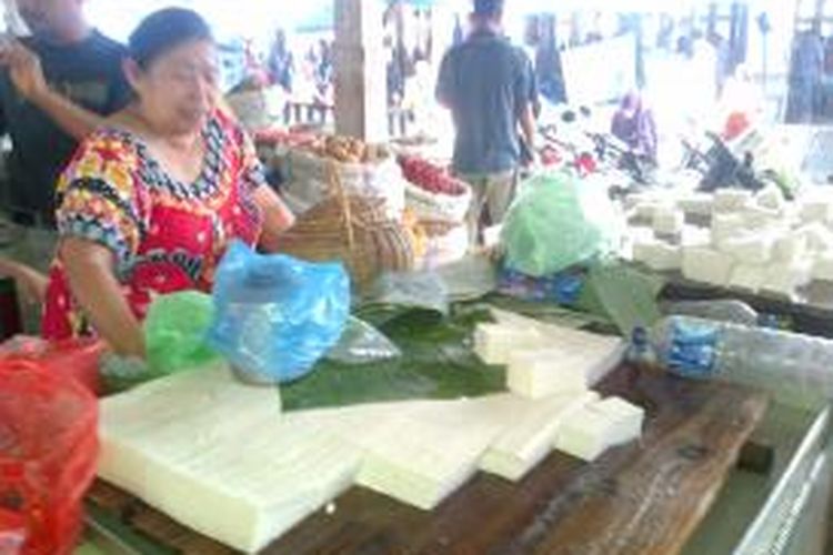 Amoy, pedagang tahu dan tempe gurih satu-satunya yang terkenal gurih dan lezat. Dalam sehari hampir 100 kg tahu dan tempenya laris di pasaran Bireuen. 