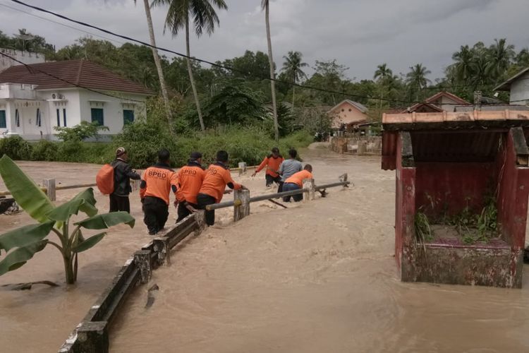 Luapan banjir merendam jembatan dan pemukiman di Bangka Barat.