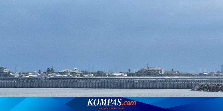 Penampakan Tiga Pagar Beton di Laut Cilincing