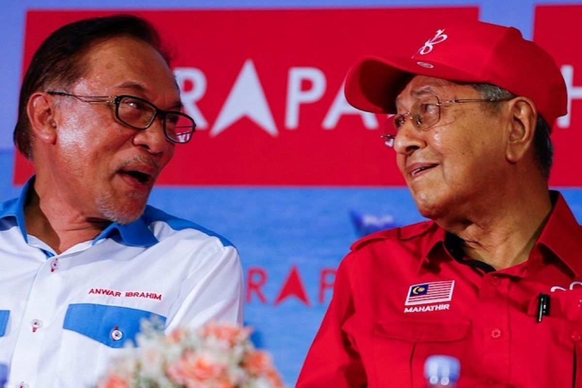 Presiden Partai Keadilan Rakyat (PKR) Anwar Ibrahim dan Perdana Menteri Malaysia Mahathir Mohamad