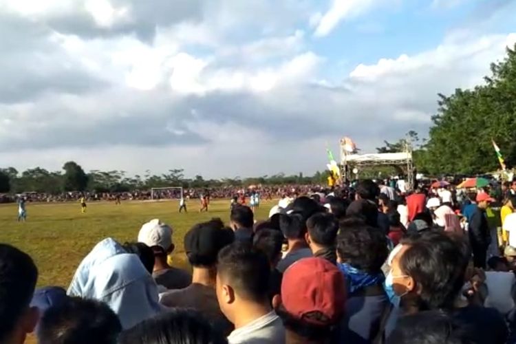 Kerumunan penonton sepak bola antar kampung di Walantaka, Kota Serang