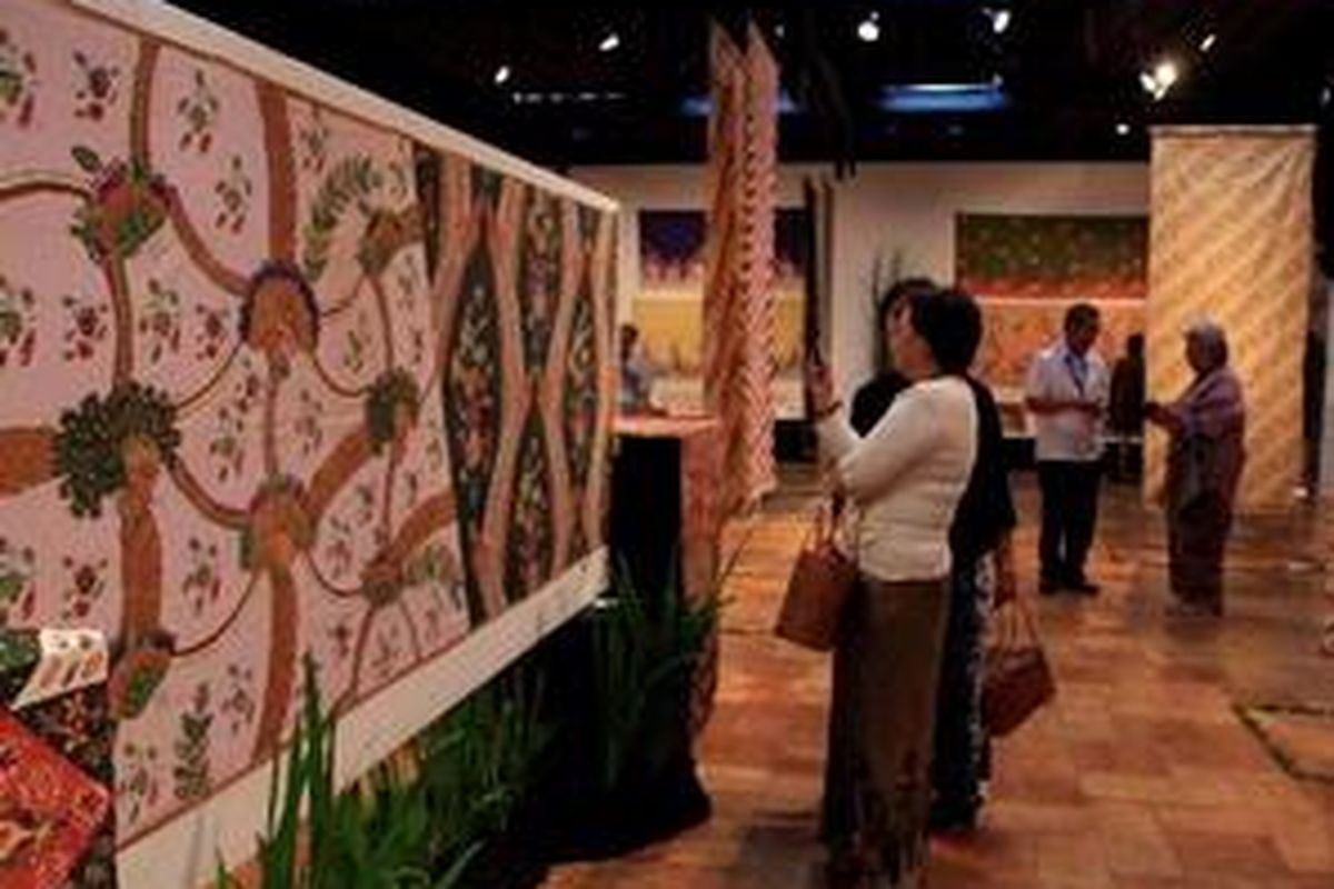 Ketika dipamerkan, bukan tidak mungkin batik koleksi Anda mengundang banyak peminat.
