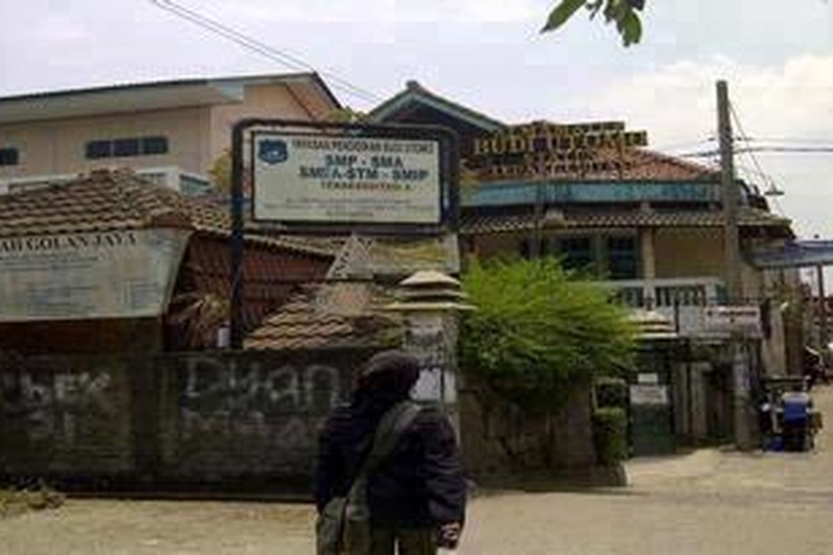 Bagian depan kompleks sekolah Yayasan Budi Utomo di kawasan Sukmajaya, Depok, Selasa (9/10/2012).