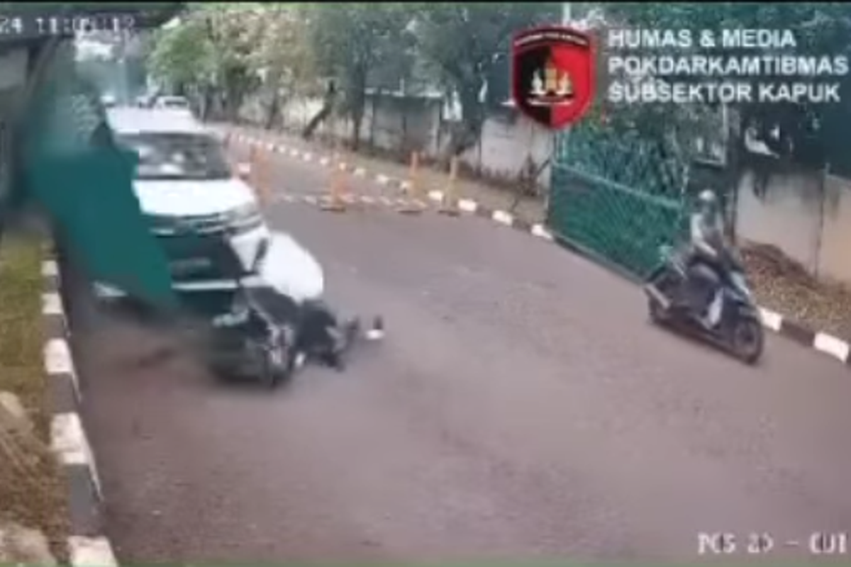 Video mobil yang dikendarai lansia menabrak pengendara motor