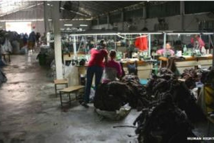 Pabrik-pabrik pemasok produk merk terkenal dunia dituding mengabaikan hak-hak buruh Kamboja. 